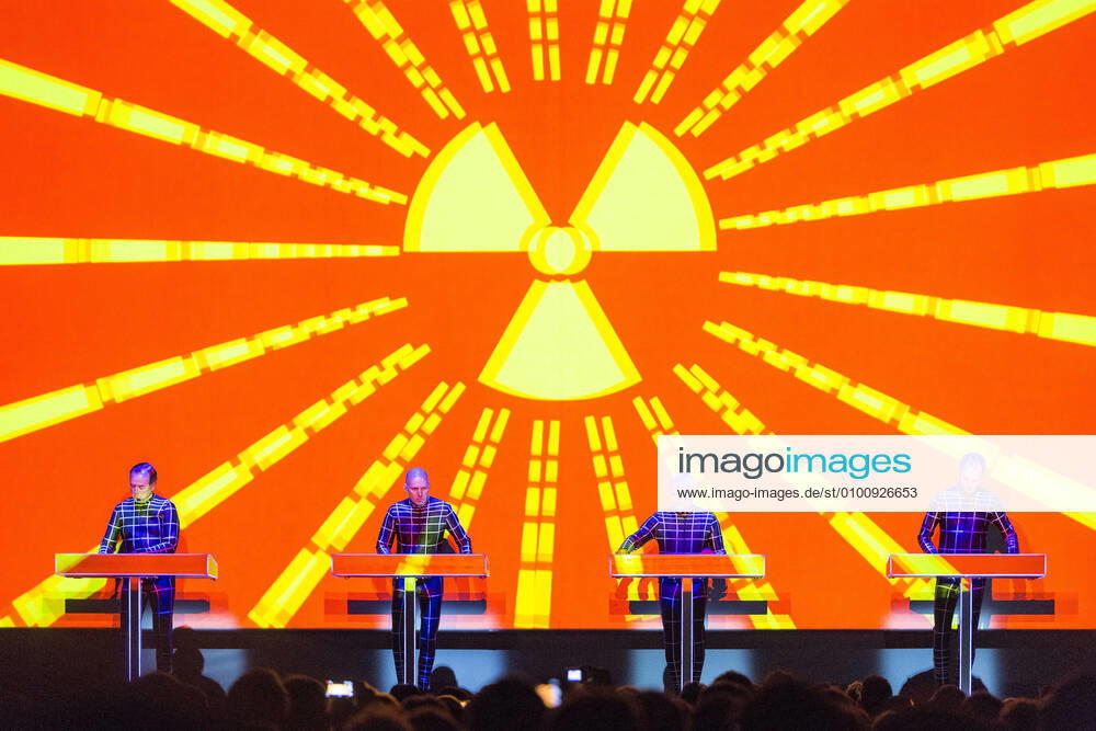 19 Concert Kraftwerk vlnr Audio Operator Ralf H tter, Audio Operator Henning Schmitz, Audio Operator Fritz Hilpert, Video Operator Falk Grieffenhagen on the first evening of their 3D concert series The