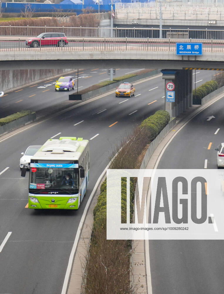 (220121) -- BEIJING, Jan. 21, 2022 -- Photo taken on Jan. 21, 2022 shows a traffic lane reserved for the exclusive use by Beijing 2022 participants near Beizhan Bridge in Beijing, capital of China. These special lanes for Beijing 2022 were put into use from Jan. 21, 2022. ) (SP)CHINA-BEIJING-WINTER OLYMPICS-TRAFFIC LANE(CN) XuexYuge
