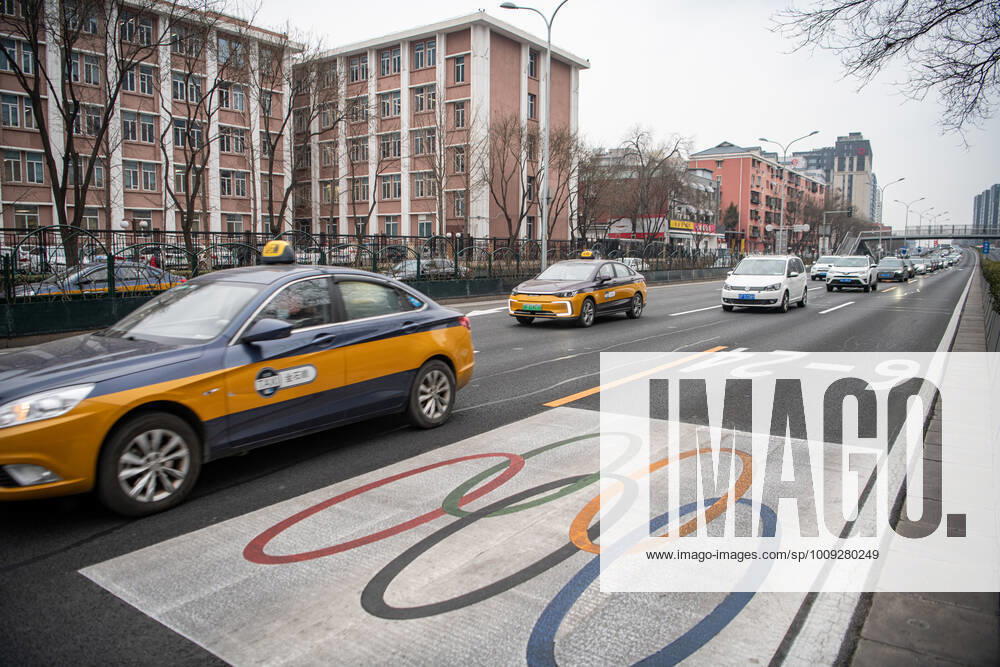 (220121) -- BEIJING, Jan. 21, 2022 -- Photo taken on Jan. 21, 2022 shows a traffic lane reserved for the exclusive use by Beijing 2022 participants on Deshengmenwai Street in Beijing, capital of China. These special lanes for Beijing 2022 were put into use from Jan. 21, 2022. ) (SP)CHINA-BEIJING-WINTER OLYMPICS-TRAFFIC LANE(CN) SunxFei