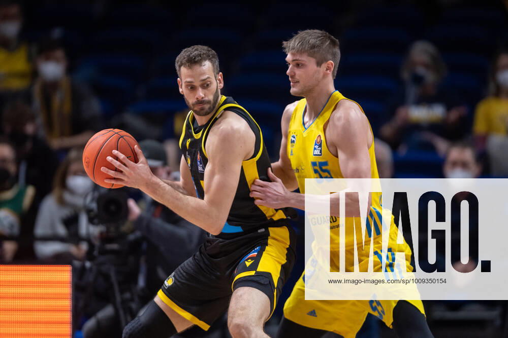 Basketball Berlin 23 01 2022 Season 2021 2022 1 Bundesliga easyCredit BBL Alba Berlin MHP Riesen Ludwigsburg Jonas Wohlfarth Bottermann Ludwigsburg, No 18 Ben Lammers Alba Berlin, No 55