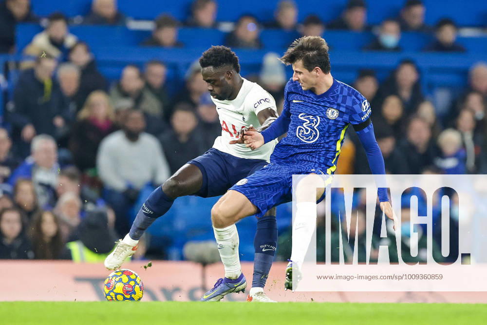 Chelsea v Tottenham Hotspur Premier League 23 01 2022. Mason Mount (19) of Chelsea tussles with Davinson Sanchez (6) of Tottenham Hotspur during the Premier League match between Chelsea and Tottenham Hotspur at Stamford Bridge, London, England on 23 January 2022. Editorial use only DataCo restrictions apply See www.football-dataco.com ,