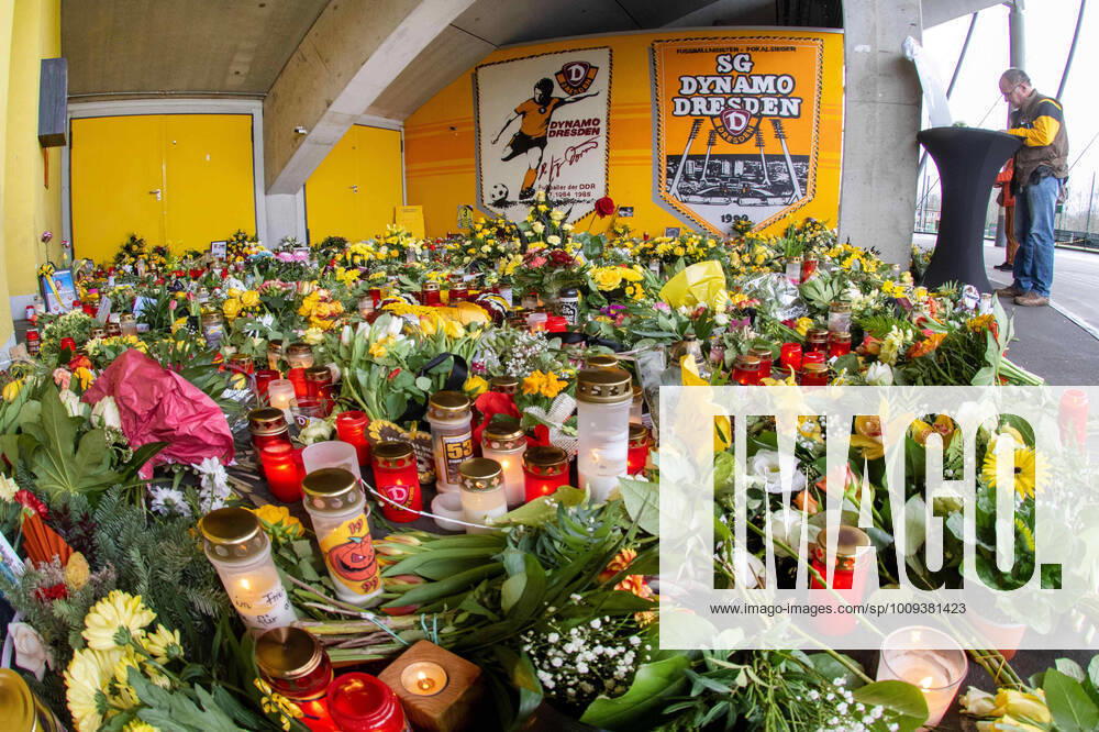 GER Sachsen Dresden Dynamo Dresden Hans Jürgen Dörner mini memorial at Dynamostadion Rudolf Harbig Stadium with a sea of flowers flowers in black yellow and a book of condolence for the ex-national player who died of cancer last week tribute commemoration idol legend edited 2401 22 24 01 22
