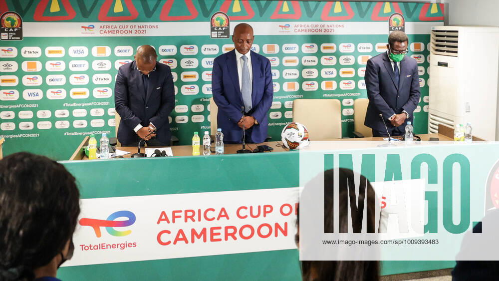 KW04 YAOUNDE, CAMEROON - JANUARY 25: minute of silence observe by President of the Confederation of African Football Patrice Motsepe and General secretary Veron Mosengo-Omba during the press conference, PK, Pressekonferenz at Africa Cup on Nations regarding incident with fans before Cameroon and Comoros match on 24 01 2022 Press conference at Stade Ahmadou Ahidjo on January 25, 2022 in Yaounde, Ca press conference at Africa Cup on Nations regarding incident with fans before Cameroon and Comoros match