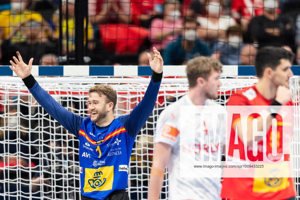 Goalkeeper Gonzalo Perez de Vargas Moreno of Spain celebrates after the 2022 EHF European Handball Championship semifinal match between Spain and Denmark on January 28, 2022 in Budapest Photo Johanna Lundberg BILDBYRAN kod JL JL0234 bbeng ehf euro 2022 em 2022 european men handball s handball championship 2022 handball handball handball em 2022 handball handball em 2022 semifinal denmark denmark spain spain cheers,