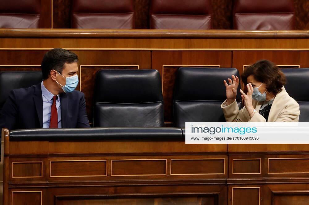 Spanish Prime Minister, Pedro Sanchez (L), chats with his First Deputy Prime Minister, Carmen Calvo, upon their arrival to attend a parliamentary plenary session at Lower Chamber of Spanish Parliament, in Madrid, Spain, 20 May 2020. Central government is to ask for passing a fifth extension of emergency state to deal with COVID-19 pandemic. Plenary session at Lower Chamber amid coronavirus pandemic !ACHTUNG: NUR REDAKTIONELLE NUTZUNG!
