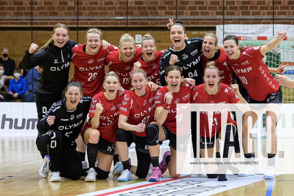 KW04 Bietigheim, Deutschland 29. Januar 2022: HBF - 21 22 - Pokal Viertelfinale - SG BBM Bietigheim vs. BVB Borussia Dortmund die Mannschaft von Bietigheim Schlussjubel Schlußjubel Emotion Freude Bietigheim-Bissingen Halle am Viadukt Baden-Württemberg Deutschland