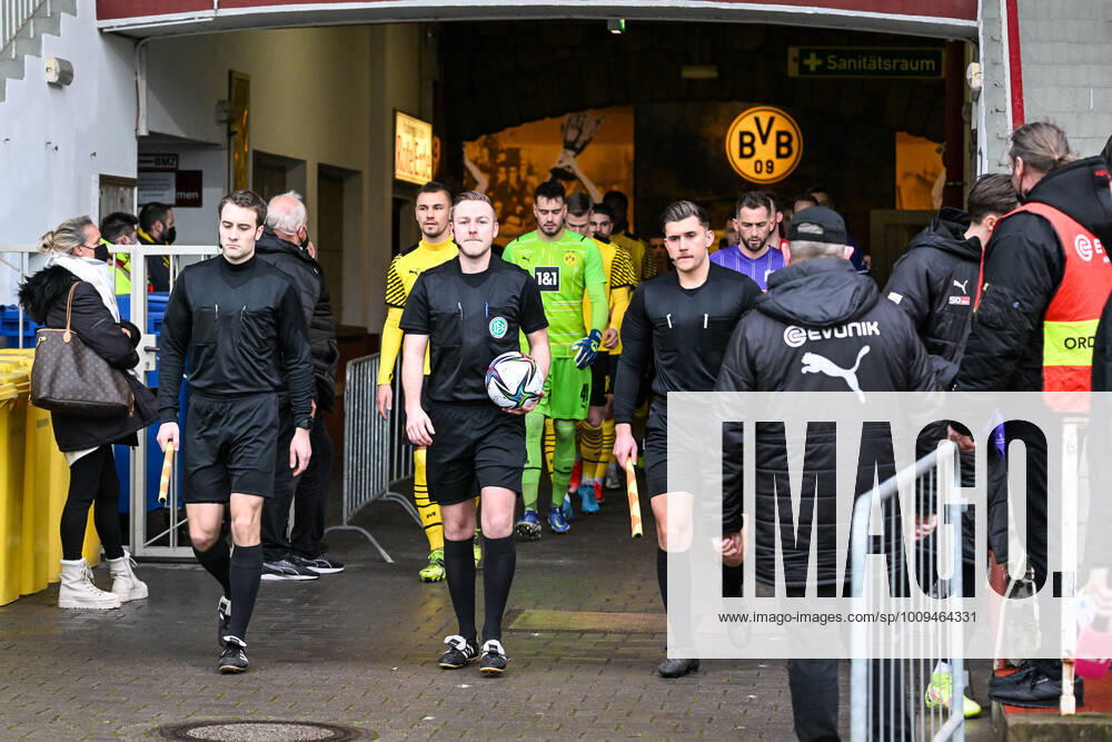 Teams before the match, Borussia Dortmund II vs VfL Osnabrueck , 3 Liga, 24 Spieltag, 29 01 2022 DFB regulations prohibit any use of photographs as image sequences and or quasi video