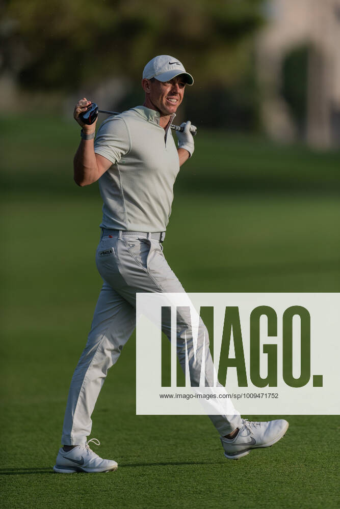 Rory Mcilroy of Northern Ireland watches his shot at the eighteenth hole during round 4 of the 2022 DP World Tour Slync.io Dubai Desert Classic at Emirates Golf Club, Dubai, UAE on 30 January 2022.