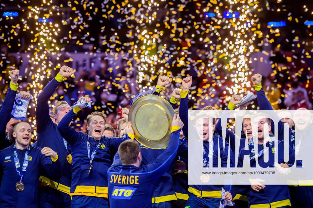 Lucas Pellas of Sweden celebrate after the EHF European Handball Championship final between Sweden and Spain on January 30, 2022 in Budapest Photo Johanna Lundberg BILDBYRAN kod JL JL0238 bbeng ehf euro 2022 em 2022 european men handball s handball championship 2022 handball handboll handbolls em 2022 handball handball em 2022 final sweden sweden spain spain gold em gold cheer,