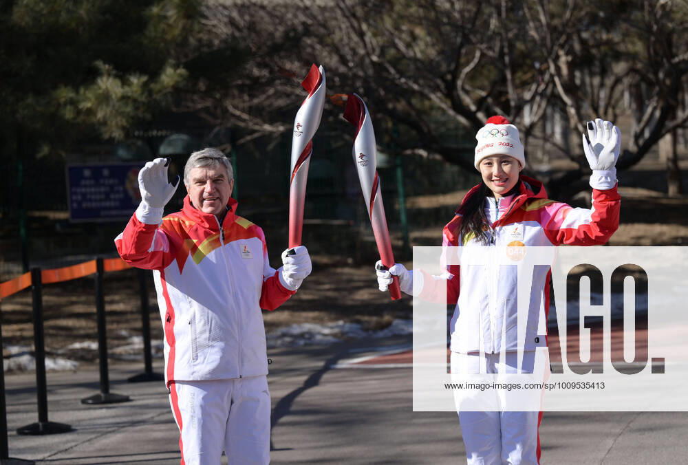 KW05 (220204) -- BEIJING, Feb. 4, 2022 -- Torch bearers Thomas Bach (L) and Zhang Hong attend the Beijing 2022 Olympic Torch Relay at the Olympic Forest Park in Beijing, capital of China, Feb. 4, 2022. ) (BEIJING2022)CHINA-BEIJING-OLYMPIC TORCH RELAY (CN) LixHe