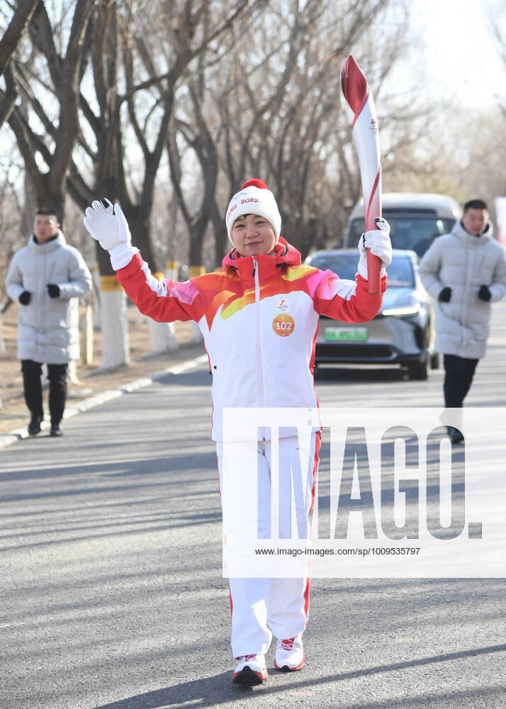 (220204) -- BEIJING, Feb. 4, 2022 -- Torch bearer Li Bo runs with the torch during the Beijing 2022 Olympic Torch Relay at the Grand Canal Forest Park in Beijing, capital of China, Feb. 4, 2022. ) (BEIJING2022)CHINA-BEIJING-OLYMPIC TORCH RELAY (CN) RenxChao