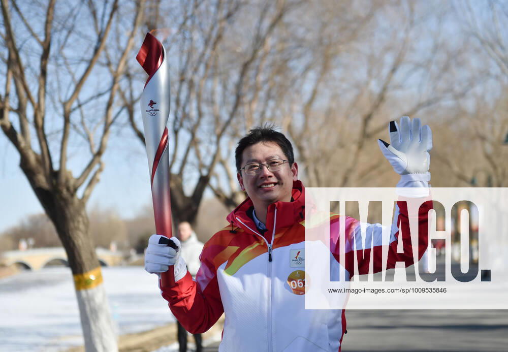 (220204) -- BEIJING, Feb. 4, 2022 -- Torch bearer Zhang Hairong runs with the torch during the Beijing 2022 Olympic Torch Relay at the Grand Canal Forest Park in Tongzhou District of Beijing, capital of China, Feb. 4, 2022. ) (BEIJING2022)CHINA-BEIJING-OLYMPIC TORCH RELAY (CN) ChenxZhonghao