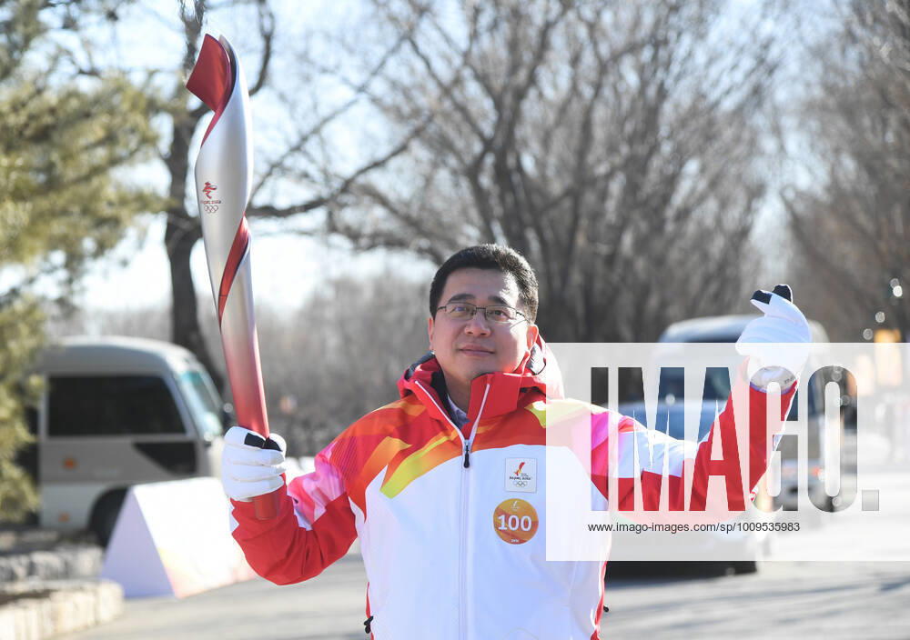 (220204) -- BEIJING, Feb. 4, 2022 -- Torch bearer Gong Weimi runs with the torch during the Beijing 2022 Olympic Torch Relay at the Grand Canal Forest Park in Beijing, capital of China, Feb. 4, 2022. ) (BEIJING2022)CHINA-BEIJING-OLYMPIC TORCH RELAY (CN) RenxChao