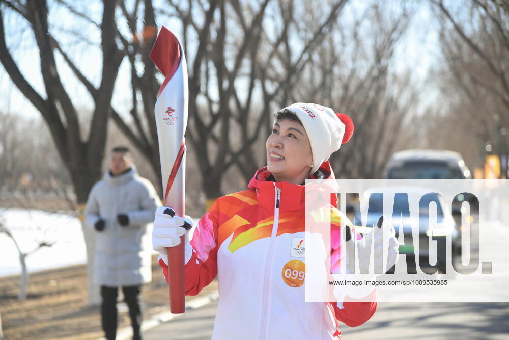 (220204) -- BEIJING, Feb. 4, 2022 -- Torch bearer Gong Lijun runs with the torch during the Beijing 2022 Olympic Torch Relay at the Grand Canal Forest Park in Beijing, capital of China, Feb. 4, 2022. ) (BEIJING2022)CHINA-BEIJING-OLYMPIC TORCH RELAY (CN) RenxChao