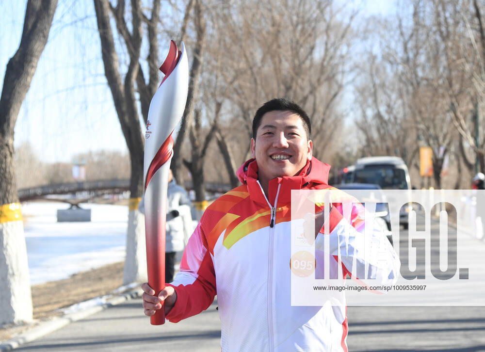 (220204) -- BEIJING, Feb. 4, 2022 -- Torch bearer Fan Yunpeng runs with the torch during the Beijing 2022 Olympic Torch Relay at the Grand Canal Forest Park in Tongzhou District of Beijing, capital of China, Feb. 4, 2022. ) (BEIJING2022)CHINA-BEIJING-OLYMPIC TORCH RELAY (CN) RenxChao