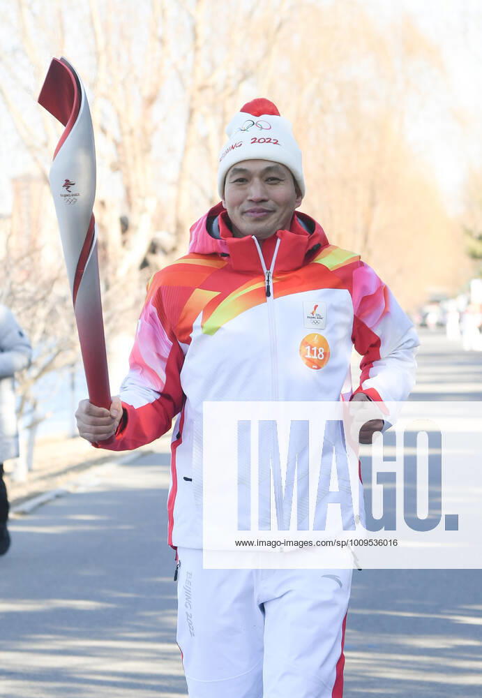 (220204) -- BEIJING, Feb. 4, 2022 -- Torch bearer Wang Hongwei runs with the torch during the Beijing 2022 Olympic Torch Relay at the Grand Canal Forest Park in Tongzhou District of Beijing, capital of China, Feb. 4, 2022. ) (BEIJING2022)CHINA-BEIJING-OLYMPIC TORCH RELAY(CN) RenxChao