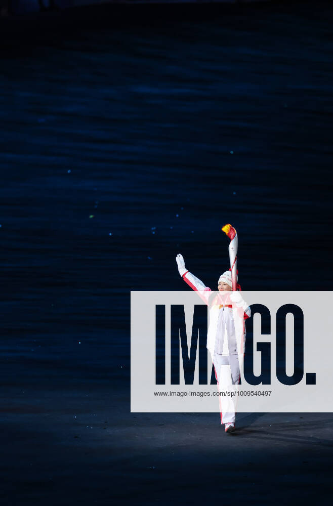 (220204) -- BEIJING, Feb. 4, 2022 -- Torch bearer Yang Yang runs with the Olympic torch during the opening ceremony of the Beijing 2022 Olympic Winter games, Winterspiele,Spiele, Summer games at the National Stadium in Beijing, capital of China, Feb. 4, 2022. ) (BEIJING2022)CHINA-BEIJING-OLYMPIC WINTER GAMES-OPENING CEREMONY (CN) LanxHongguang