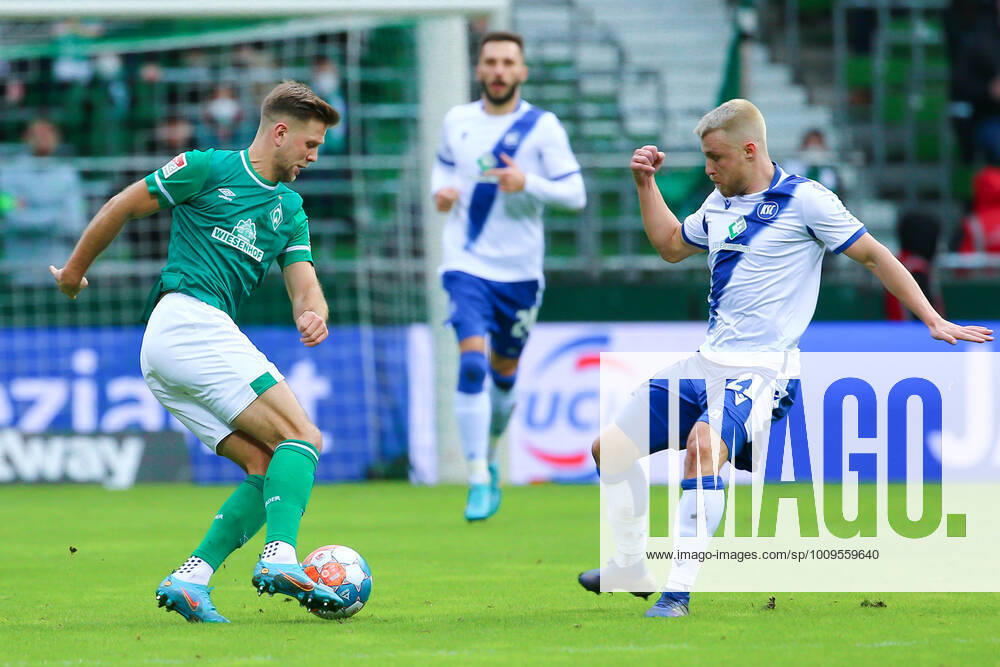 V.li.: Niclas Füllkrug (SV Werder Bremen, 11) und Marco Thiede (Karlsruher SC, KSC, 21) im Zweikampf, Duell, Dynamik, Aktion, Action, Spielszene, DIE DFL-RICHTLINIEN UNTERSAGEN JEGLICHE NUTZUNG VON FOTOS ALS SEQUENZBILDER UND ODER VIDEOA?HNLICHE FOTOSTRECKEN. DFL REGULATIONS PROHIBIT ANY USE OF PHOTOGRAPHS AS IMAGE SEQUENCES AND OR QUASI-VIDEO., 05.02.2022, Bremen (Deutschland), Fussball, 2. Bundesliga, SV Werder Bremen - Karlsruher SC