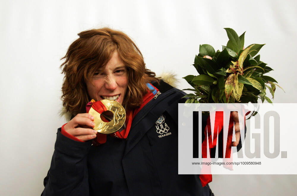 Feb 12, 2006; Bardonecchia, ITALY; XX Winter Olympics: SHAUN WHITE of the US celebrates after getting his gold medal during the men s half pipe snowboarding competition at the Torino 2006 Winter Olympic Games, Olympische Spiele, Olympia, OS in Bardonecchia, Italy Bardonecchia USA - ZUMAs44_ 20060212_cob_s44_417