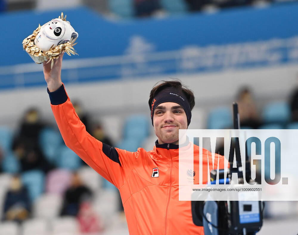 (220206) -- BEIJING, Feb. 6, 2022 -- Silver medalist Patrick Roest of the Netherlands celebrates at the flower ceremony after the men s 5,000m final of Speed skating, Eisschnelllauf at the National Speed Skating Oval in Beijing, capital of China, Feb. 6, 2022. ) (BEIJING2022)CHINA-BEIJING-OLYMPIC Winter games, Winterspiele,Spiele, Summer games SPEED SKATING-MEN S 5,000M-FINAL (CN) WuxWei