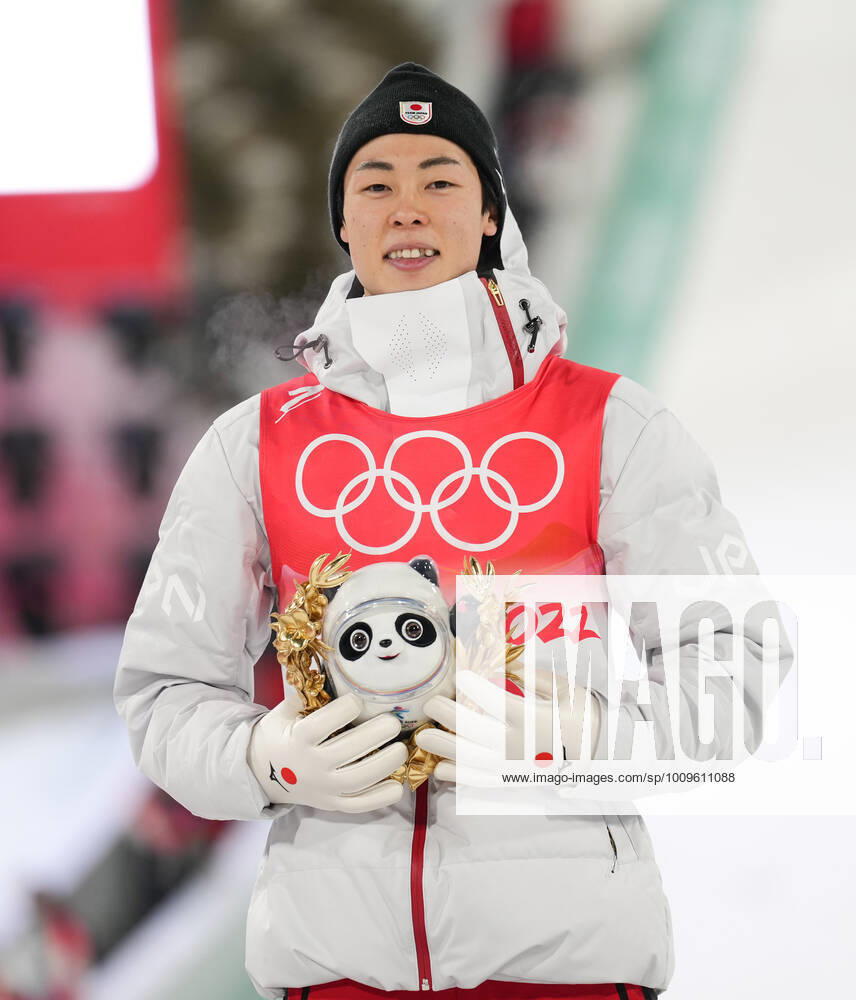 (220206) -- ZHANGJIAKOU, Feb. 6, 2022 -- Gold medallist Japan s Kobayashi Ryoyu celebrates during the flower ceremony after Ski jumping, Skispringen, Ski, nordisch Men s Normal Hill Individual Final Round at the National Ski Jumping Centre in Zhangjiakou, north China s Hebei Province, Feb. 6, 2022. ) (BEIJING2022) CHINA-ZHANGJIAKOU-OLYMPIC Winter games, Winterspiele,Spiele, Summer games SKI JUMPING (CN) WangxSong