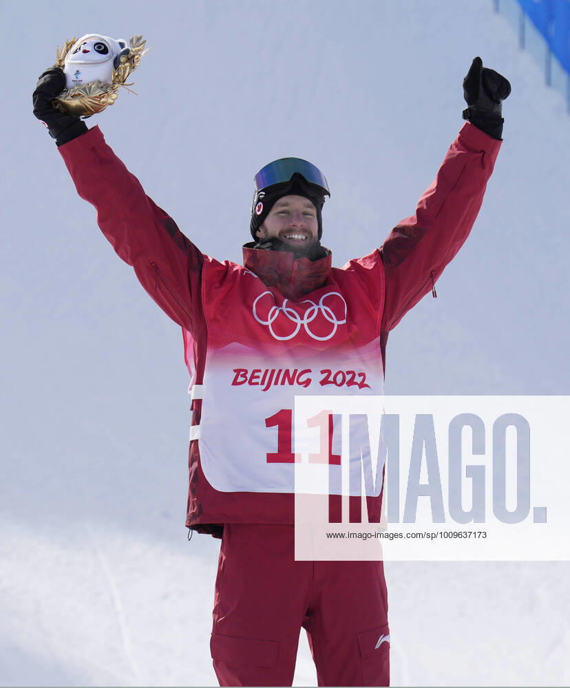 KW06 Gold medalist Max Parrot of Canada stands on the podium after the Men s Snowboard Slopestyle Finals during the 2022 Winter Olympics at Genting Snow Park in Zhangjiakou, China on Monday, February 7, 2022. China s Su Yiming won the silver medal and Canada s Mark McMorris won the bronze medal. OLY20220207604 BOBxSTRONG