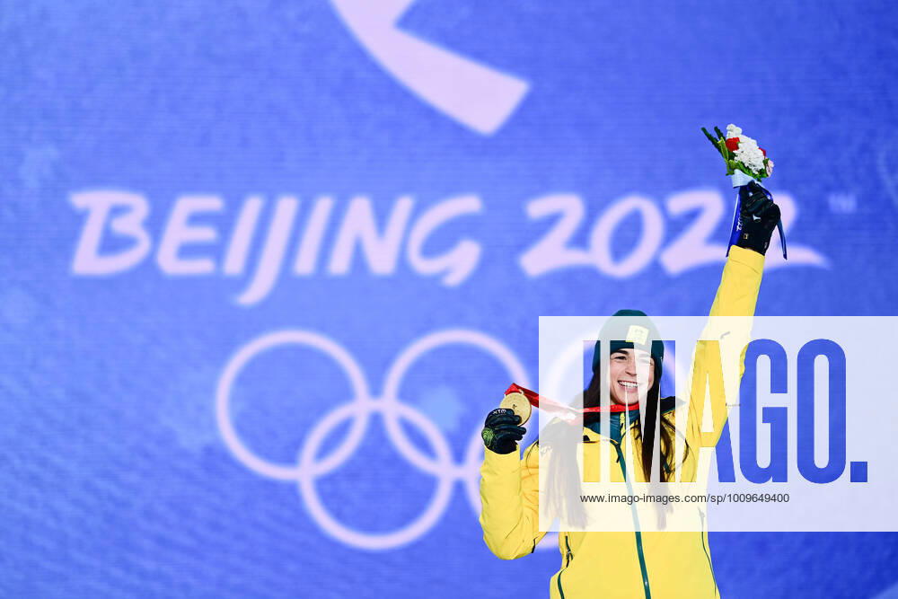 KW06 (220207) -- ZHANGJIAKOU, Feb. 7, 2022 -- Gold medalist Jakara Anthony of Australia poses during the awarding ceremony of the freestyle skiing women s moguls competition at the Zhangjiakou Medals Plaza of the Winter Olympics in Zhangjiakou, north China s Hebei Province, Feb. 7, 2022. Zhang Hongxiang) (BEIJING2022)CHINA-ZHANGJIAKOU-OLYMPIC Winter games, Winterspiele,Spiele, Summer games AWARDING CEREMONY (CN) ZHX