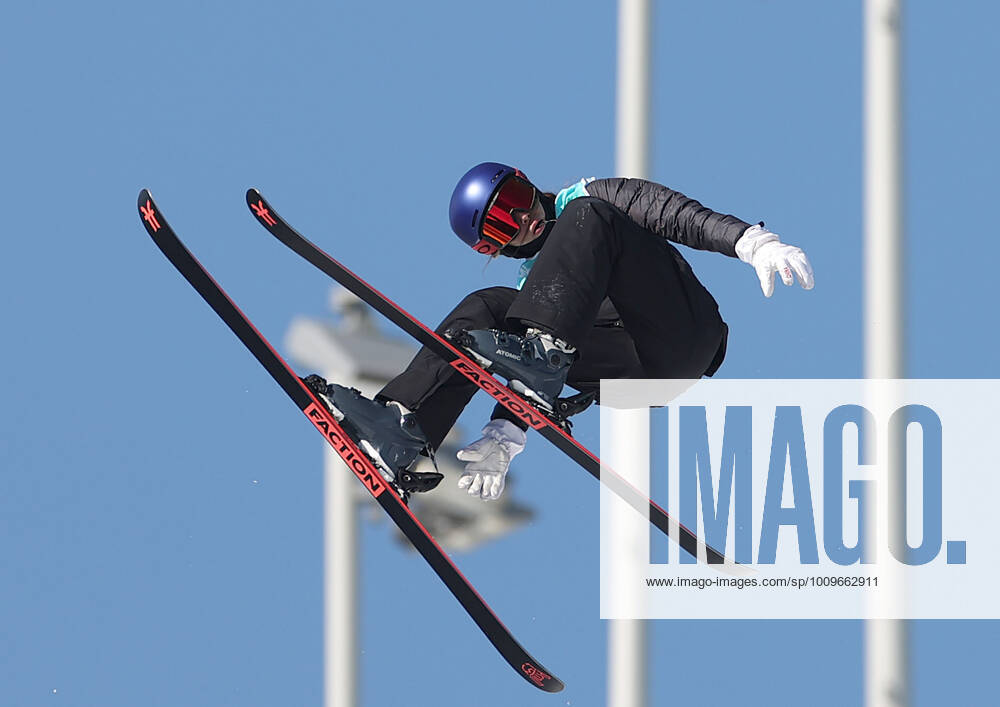 (220208) -- BEIJING, Feb. 8, 2022 -- Gu Ailing of China competes during women s freeski big air final at Big Air Shougang in Beijing, capital of China, Feb. 8, 2022. ) (XHTP)(BEIJING2022)CHINA-BEIJING-OLYMPIC Winter games, Winterspiele,Spiele, Summer games WOMEN S FREESKI BIG AIR-FINAL (CN) DingxXu