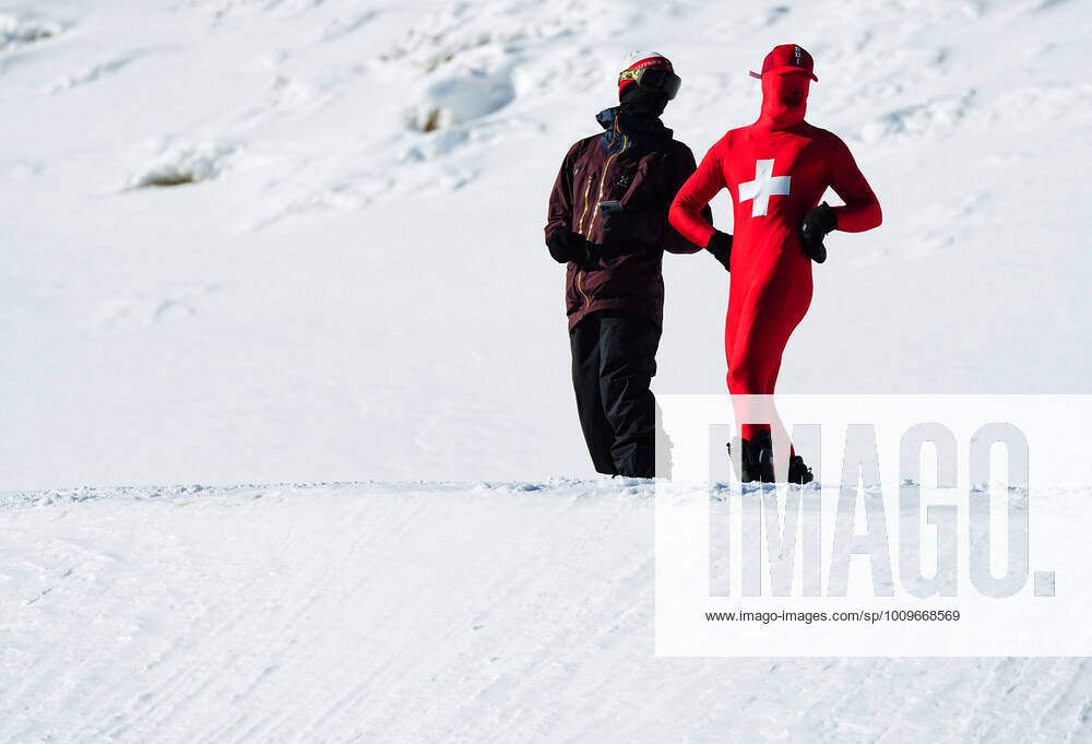(220208) -- ZHANGJIAKOU, Feb. 8, 2022 -- Nicolas Huber (R) of Switzerland, in eye-catching costume, watches the snowboard parallel giant slalom at Genting Snow Park in Zhangjiakou, north China s Hebei Province, Feb. 8, 2022. ) (BEIJING2022)CHINA-ZHANGJIAKOU-OLYMPIC Winter games, Winterspiele,Spiele, Summer games SIDELIGHTS-AUDIENCE (CN) XuxChang