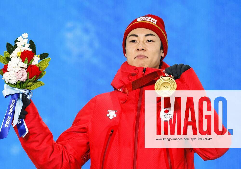 Beijing Olympics: Ski jumping, Skispringen, Ski, nordisch Japan s Ryoyu Kobayashi poses with his gold medal for the men s normal hill individual ski jumping at the Beijing Winter Olympics on Feb. 8, 2022, in Zhangjiakou, China. A14AA0001235049P