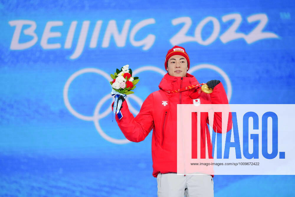(220208) -- ZHANGJIAKOU, Feb. 8, 2022 -- Gold medallist Japan s Kobayashi Ryoyu poses for a photo during the awarding ceremony of the Ski jumping, Skispringen, Ski, nordisch Men s Normal Hill Individual at the Zhangjiakou Medals Plaza of the Winter Olympics in Zhangjiakou, north China s Hebei Province, Feb. 8, 2022. ) (BEIJING2022)CHINA-ZHANGJIAKOU-OLYMPIC Winter games, Winterspiele,Spiele, Summer games AWARDING CEREMONY (CN) ZhuxZheng