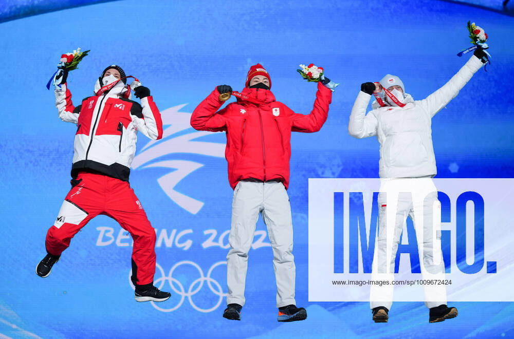 KW06 (220208) -- ZHANGJIAKOU, Feb. 8, 2022 -- Gold medallist Japan s Kobayashi Ryoyu (C), Silver medallist Austria s Manuel Fettner (L) and Bronze medallist Poland s Dawid Kubacki react during the awarding ceremony of the Ski jumping, Skispringen, Ski, nordisch Men s Normal Hill Individual at the Zhangjiakou Medals Plaza of the Winter Olympics in Zhangjiakou, north China s Hebei Province, Feb. 8, 2022. ) (BEIJING2022)CHINA-ZHANGJIAKOU-OLYMPIC Winter games, Winterspiele,Spiele, Summer games AWARDING CEREMONY (CN) ZhuxZheng