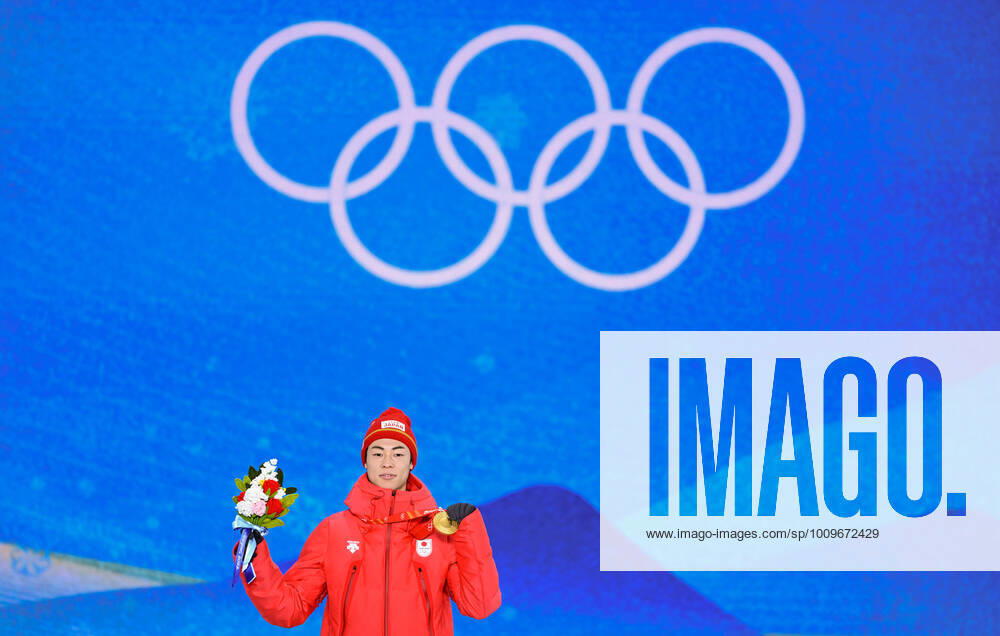 (220208) -- ZHANGJIAKOU, Feb. 8, 2022 -- Gold medallist Japan s Kobayashi Ryoyu poses for a photo during the awarding ceremony of the Ski jumping, Skispringen, Ski, nordisch Men s Normal Hill Individual at the Zhangjiakou Medals Plaza of the Winter Olympics in Zhangjiakou, north China s Hebei Province, Feb. 8, 2022. ) (BEIJING2022)CHINA-ZHANGJIAKOU-OLYMPIC Winter games, Winterspiele,Spiele, Summer games AWARDING CEREMONY (CN) DaixTianfang
