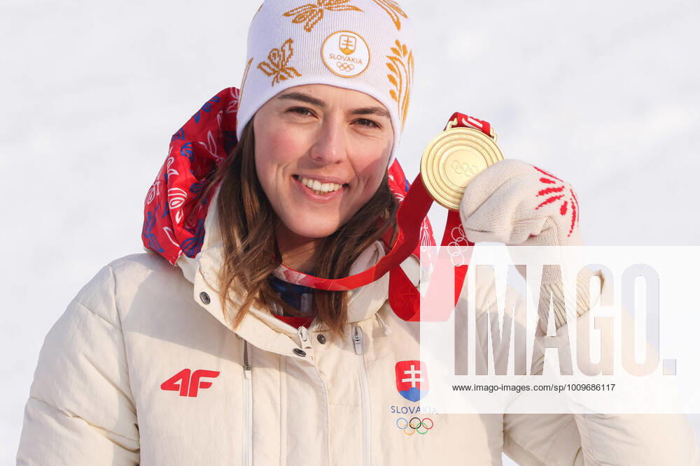KW06 OLYMPICS - Winter Olympic Games, Olympische Spiele, Olympia, OS Beijing 2022 YANQING,CHINA,09.FEB.22 - OLYMPICS, ALPINE SKIING - Winter Olympic Games Beijing 2022, slalom, ladies. Image shows the rejoicing of Petra Vlhova (SVK). Keywords: medal. GEPAxpictures xDanielxGoetzhaber