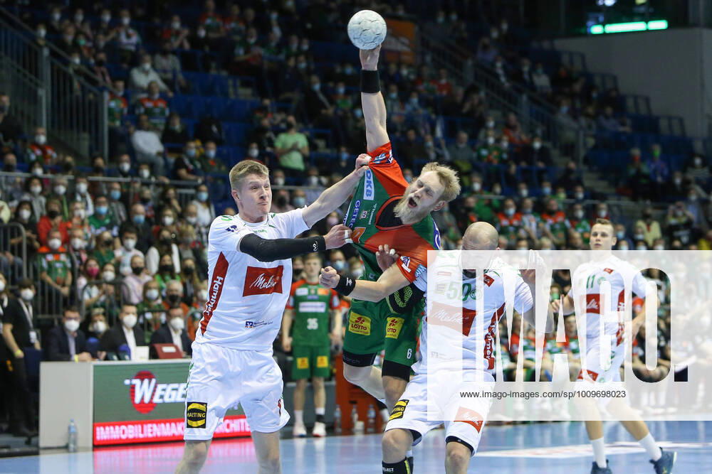 handball, Liqui Moly HBL, SC Magdeburg GWD Minden v l Fynn Hermeling Minden, 77 , Matthias Musche Magdeburg, 6 , Tomas Urban Minden, 50 throws goal, goal scorer, scores the goal duel, duel, fight, tackle Magdeburg