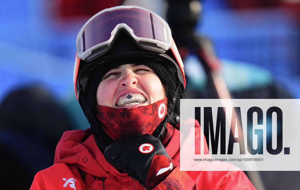 (220210) -- ZHANGJIAKOU, Feb. 10, 2022 -- Elizabeth Hosking of Canada reacts during the women s snowboard halfpipe final at Genting Snow Park in Zhangjiakou, north China s Hebei Province, Feb. 10, 2022. ) (XHTP)(BEIJING2022)CHINA-ZHANGJIAKOU-OLYMPIC Winter games, Winterspiele,Spiele, Summer games WOMEN S SNOWBOARD HALFPIPE-FINAL (CN) XuxChang
