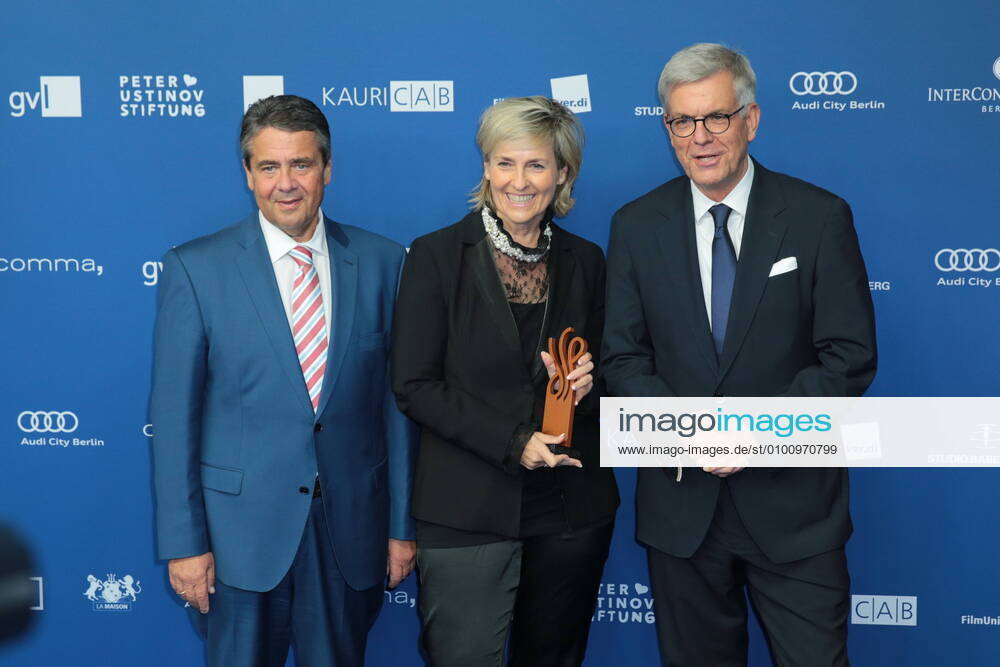 121 Sigmar Gabriel, prizewinner Karola Wille and Thomas Bellut on the red carpet for the German Actor Award 2017, Zoo Palast, Berlin, 22 09 2017, film, television, feature film, award, media, cinema, red carpet, blue carpet, prizewinner, winner, winner Berlin Germany, Germany
