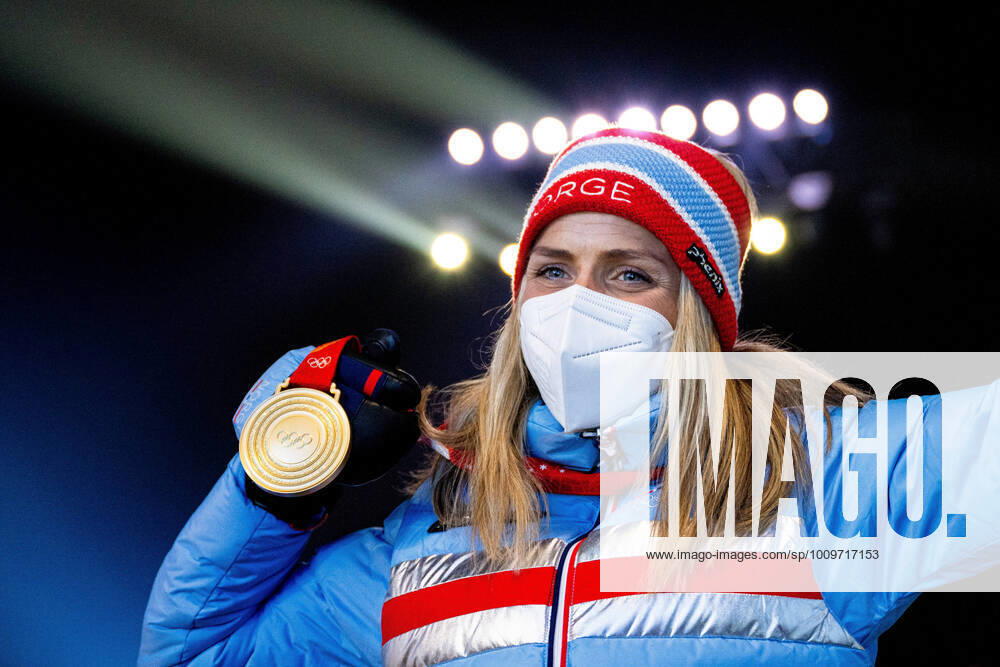 Therese Johaug of Norway celebrates with her gold medal after the medal ceremony for women s cross country skiing individual 10 km during day 6 of the 2022 Winter Olympics on February 10, 2022 in Zhangjiakou Photo Vegard Grott BILDBYRAN kod VG VG0235 skidor cross country skiing langrenn olympic games olympics winter olympics os ol olympiska spel vinter os olympiske leker peking peking peking 2022 beijing 2022 beijing 2022 olympic games beijing 2022 winter olympic games peking os beijing ol vinter ol bbeng medaljeseremoni medaljceremoni medal ceremony norway norway dam jubel,