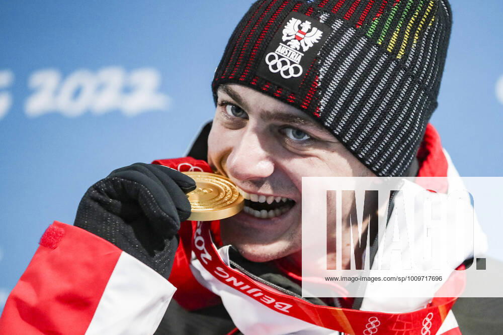 KW06 OLYMPICS - Winter Olympic Games, Olympische Spiele, Olympia, OS Beijing 2022 ZHANGJIAKOU,CHINA,10.FEB.22 - OLYMPICS, SNOWBOARDING - Winter Olympic Games Beijing 2022, Snowboard Cross, men, award ceremony. Image shows Alessandro Haemmerle (AUT). Keywords: medal. GEPAxpictures xPatrickxSteiner