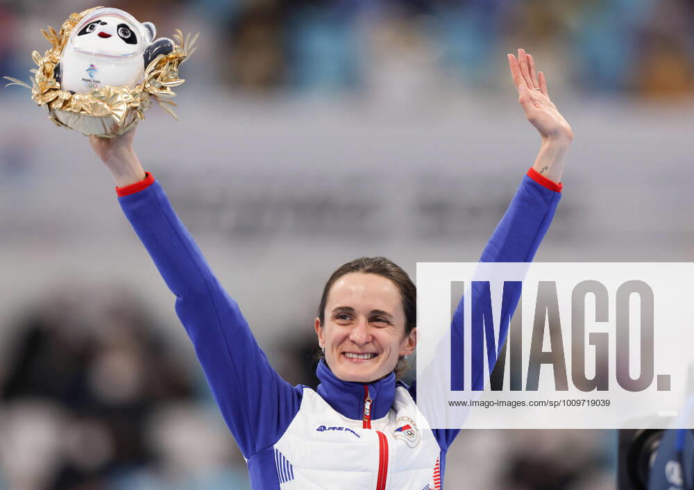 (220210) -- BEIJING, Feb. 10, 2022 -- Martina Sablikova of the Czech Republic attends the flower ceremony after the Speed skating, Eisschnelllauf women s 5,000m event at the National Speed Skating Oval in Beijing, capital of China, Feb. 10, 2022. ) (BEIJING2022)CHINA-BEIJING-OLYMPIC Winter games, Winterspiele,Spiele, Summer games SPEED SKATING-WOMEN S 5,000M (CN) ChengxTingting