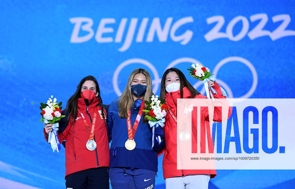 (220210) -- ZHANGJIAKOU, Feb. 10, 2022 -- Gold medalist Chloe Kim (C) of the United States, silver medalist Queralt Castellet (L) of Spain and bronze medalist Tomita Sena of Japan pose during the awarding ceremony of women s snowboard halfpipe at Zhangjiakou Medals Plaza of the Winter Olympics in Zhangjiakou, north China s Hebei Province, Feb. 10, 2022. ) (BEIJING2022)CHINA- ZHANGJIAKOU-OLYMPIC Winter games, Winterspiele,Spiele, Summer games AWARDING CEREMONY (CN) DaixTianfang