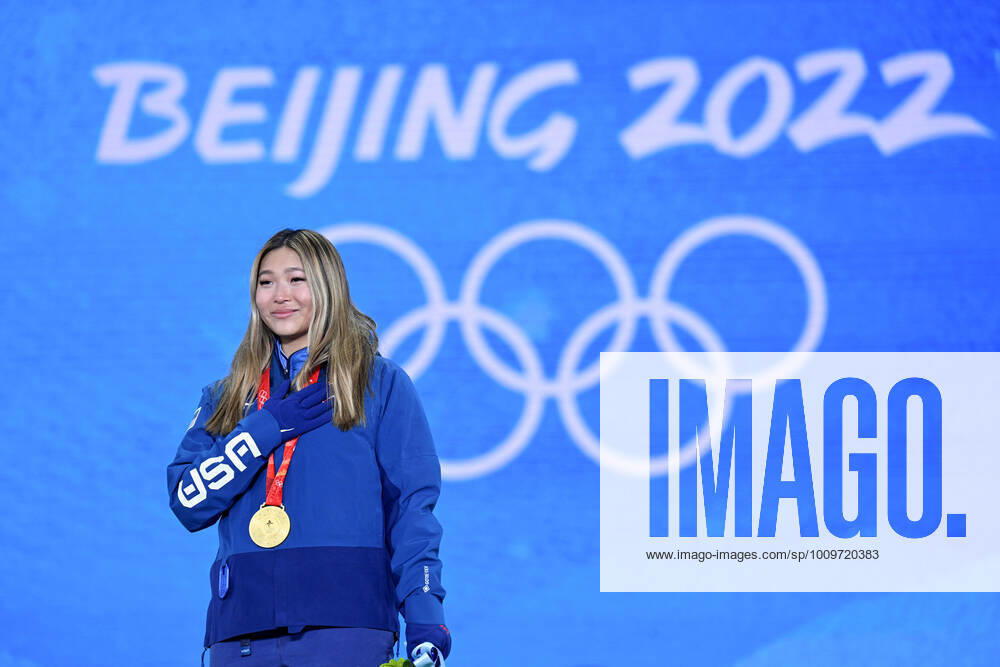 (220210) -- ZHANGJIAKOU, Feb. 10, 2022 -- Gold medalist Chloe Kim of the United States reacts during the awarding ceremony of women s snowboard halfpipe at Zhangjiakou Medals Plaza of the Winter Olympics in Zhangjiakou, north China s Hebei Province, Feb. 10, 2022. ) (BEIJING2022)CHINA- ZHANGJIAKOU-OLYMPIC Winter games, Winterspiele,Spiele, Summer games AWARDING CEREMONY (CN) DaixTianfang