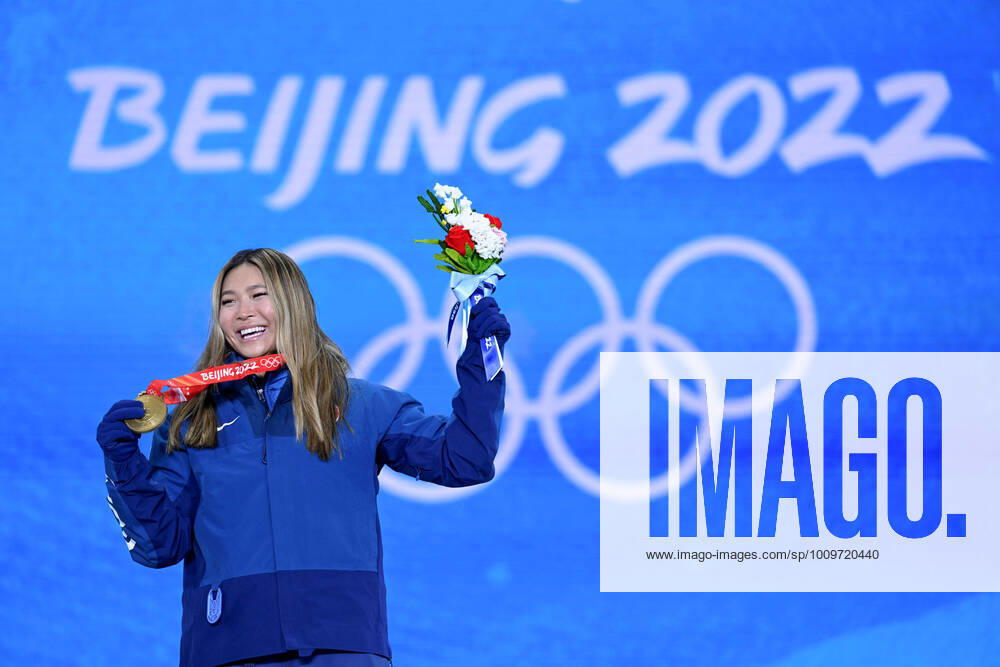 (220210) -- ZHANGJIAKOU, Feb. 10, 2022 -- Gold medalist Chloe Kim of the United States poses during the awarding ceremony of women s snowboard halfpipe at Zhangjiakou Medals Plaza of the Winter Olympics in Zhangjiakou, north China s Hebei Province, Feb. 10, 2022. ) (BEIJING2022)CHINA- ZHANGJIAKOU-OLYMPIC Winter games, Winterspiele,Spiele, Summer games AWARDING CEREMONY (CN) DaixTianfang