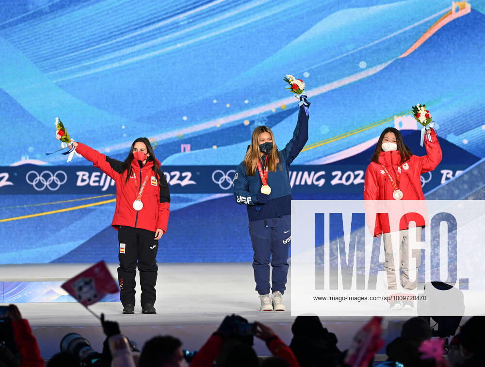 (220210) -- ZHANGJIAKOU, Feb. 10, 2022 -- Gold medalist Chloe Kim (C) of the United States, silver medalist Queralt Castellet (L) of Spain and bronze medalist Tomita Sena of Japan react during the awarding ceremony of women s snowboard halfpipe at Zhangjiakou Medals Plaza of the Winter Olympics in Zhangjiakou, north China s Hebei Province, Feb. 10, 2022. ) (BEIJING2022)CHINA- ZHANGJIAKOU-OLYMPIC Winter games, Winterspiele,Spiele, Summer games AWARDING CEREMONY (CN) FengxKaihua