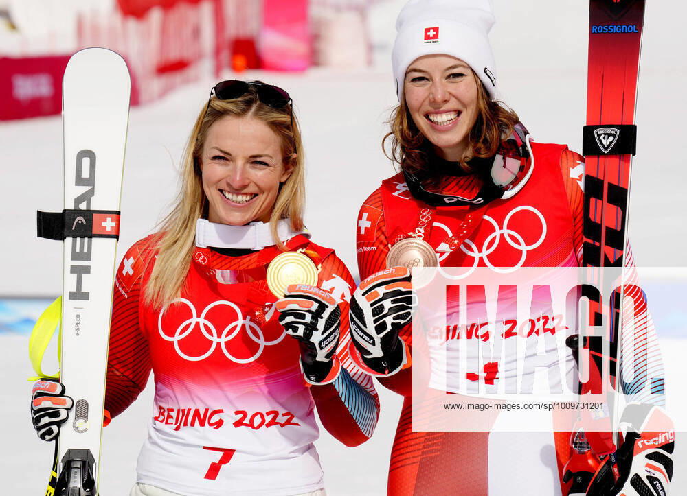 KW06 Lara Gut-Behrami (L) and Michelle Gisin both of Switzerland shows off their gold (L) and bronze medals in women s Super-G at the Winter Olympics in Beijing on Friday February 11, 2022. OLY20220211407 RICKxTxWILKING