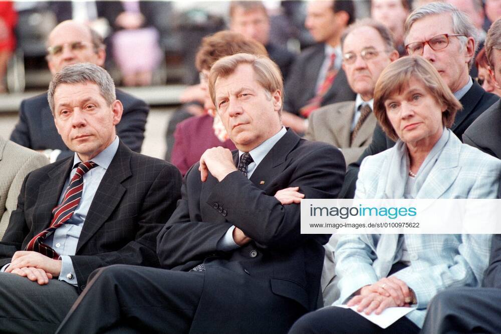 58 Concert 98 Eberhard Diepgen at the Classic Open Air at Gendarmenmarkt, Freedom Concert Thank you America , Concert in memory of the Berlin Airlift 1948 with the Federal Youth Orchestra, Governing Mayor of Berlin, CDU, audience, listeners, politicians, politicians, spectators, fans,