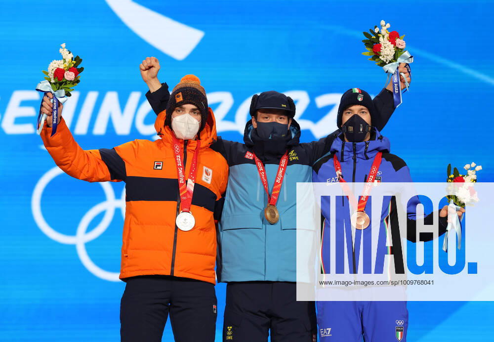 (220212) -- BEIJING, Feb. 12, 2022 -- Gold medalist Nils van der Poel (C) of Sweden, silver medalist Patrick Roest (L) of the Netherlands and bronze medalist Davide Ghiotto of Italy pose during the awarding ceremony of Speed skating, Eisschnelllauf men s 10000m at the Beijing Medals Plaza of the Winter Olympics in Beijing, capital of China, Feb. 12, 2022. ) (BEIJING2022)CHINA-BEIJING-OLYMPIC Winter games, Winterspiele,Spiele, Summer games AWARDING CEREMONY (CN) ChengxTingting