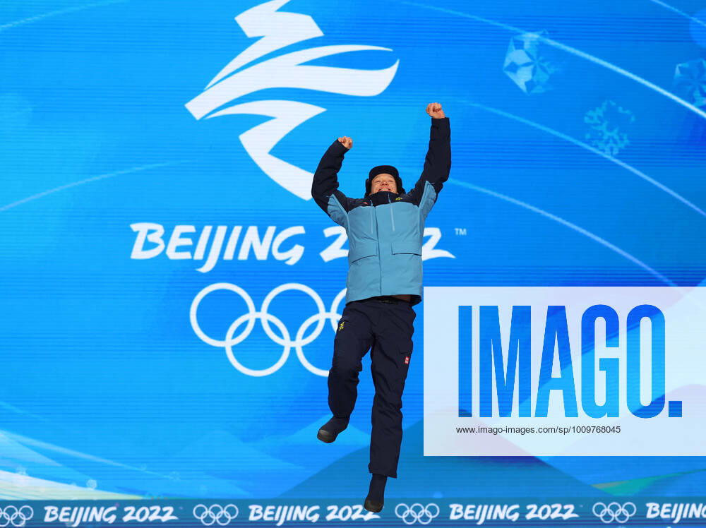 (220212) -- BEIJING, Feb. 12, 2022 -- Gold medalist Nils van der Poel of Sweden reacts during the awarding ceremony of Speed skating, Eisschnelllauf men s 10000m at the Beijing Medals Plaza of the Winter Olympics in Beijing, capital of China, Feb. 12, 2022. ) (BEIJING2022)CHINA-BEIJING-OLYMPIC Winter games, Winterspiele,Spiele, Summer games AWARDING CEREMONY (CN) ChengxTingting