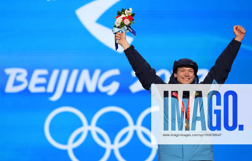 (220212) -- BEIJING, Feb. 12, 2022 -- Gold medalist Nils van der Poel of Sweden poses during the awarding ceremony of Speed skating, Eisschnelllauf men s 10000m at the Beijing Medals Plaza of the Winter Olympics in Beijing, capital of China, Feb. 12, 2022. ) (BEIJING2022)CHINA-BEIJING-OLYMPIC Winter games, Winterspiele,Spiele, Summer games AWARDING CEREMONY (CN) ChengxTingting