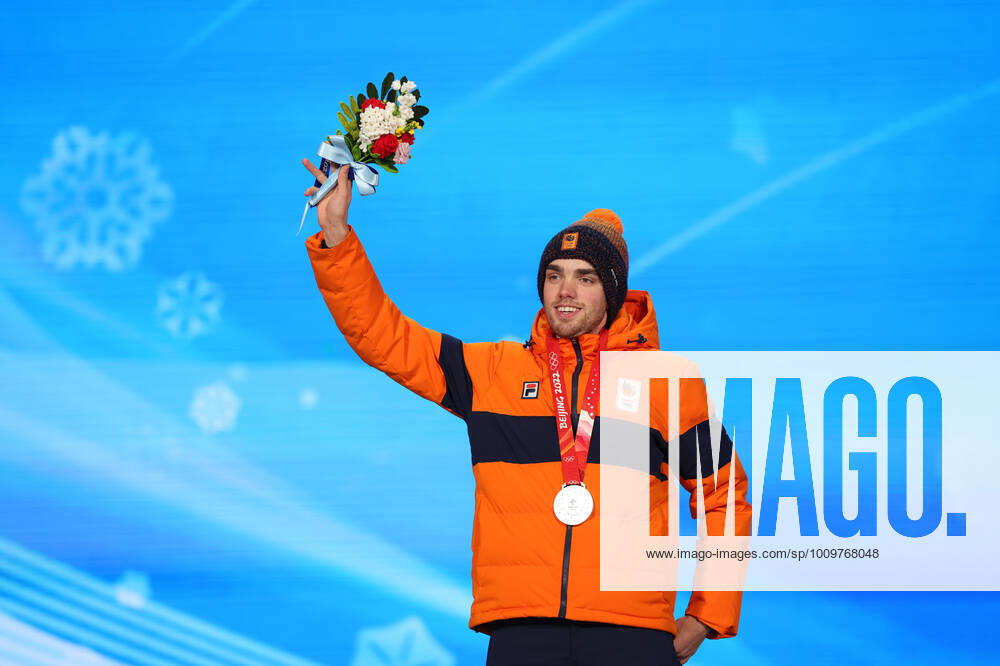 (220212) -- BEIJING, Feb. 12, 2022 -- Silver medalist Patrick Roest of the Netherlands poses during the awarding ceremony of Speed skating, Eisschnelllauf men s 10000m at the Beijing Medals Plaza of the Winter Olympics in Beijing, capital of China, Feb. 12, 2022. ) (BEIJING2022)CHINA-BEIJING-OLYMPIC Winter games, Winterspiele,Spiele, Summer games AWARDING CEREMONY (CN) ChengxTingting